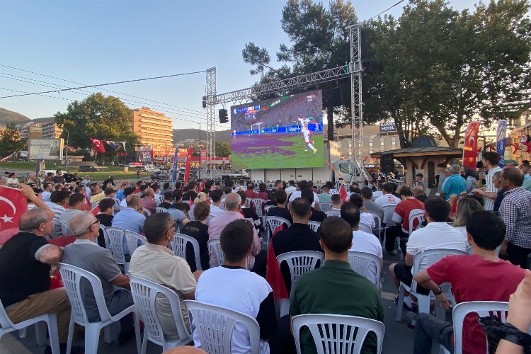 Bursa’da milli heyecana ‘dev’ coşku