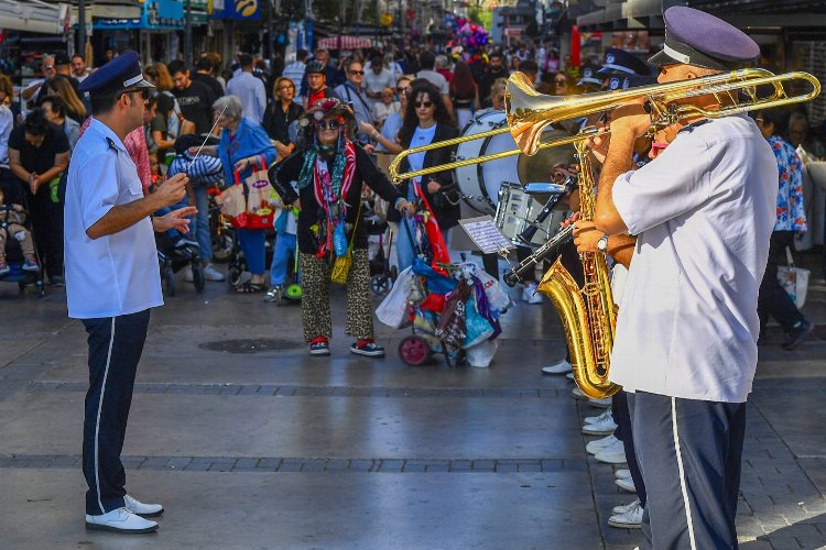 İzmir sokaklarında Cumhuriyet coşkusu