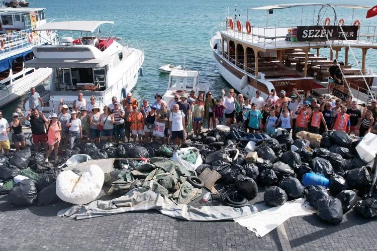 Ayvalık’ta Adalardan tonlarca çöp toplandı