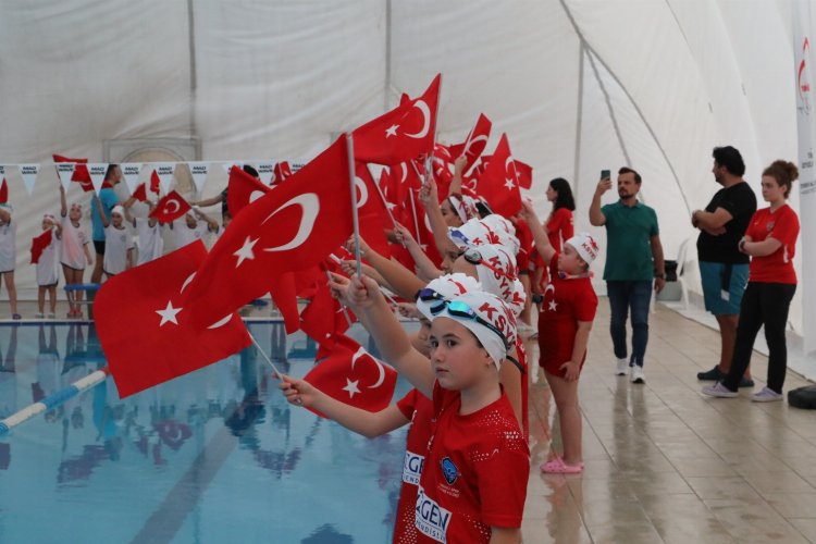 İzmit’te minik yüzücüler kulaçları 100. Yıl için attı