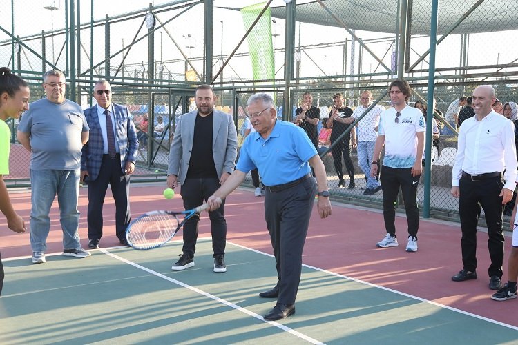 Kayseri Büyükşehir’in tenis kortlarına sporsever akını