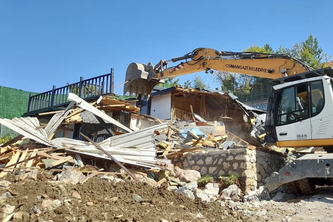 Bursa Osmangazi’de bir ‘kaçak’ daha yıkıldı!