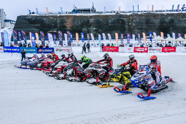 Kar motorlarının sesi Erciyes’te yankılandı