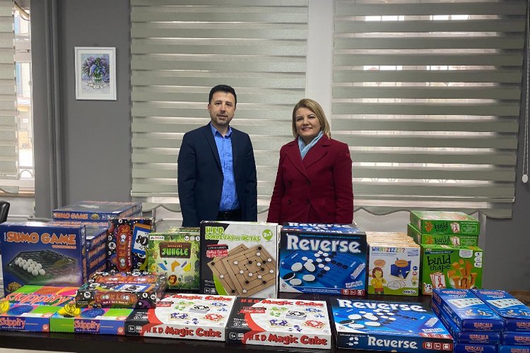 Başkan Hürriyet’ten öğrencilere ‘Akıl ve Zeka Oyunları’ seti hediyesi