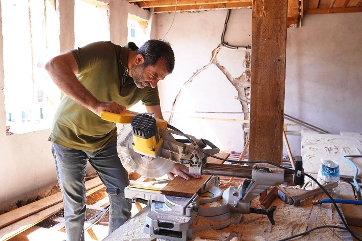 Bursa Gürsu’da Başkan Işık kütüphane inşaatında çalışıyor! Hem denetledi, hem çalıştı