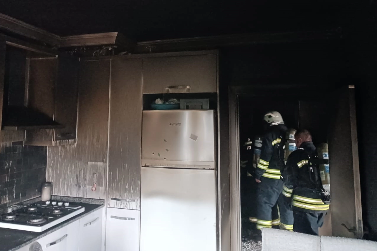 Sivas’ta yangında mahsur kalan kişiyi itfaiye kurtardı