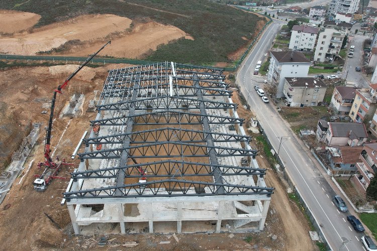 Çayırova’da yeni salonun çatı makasları tamam