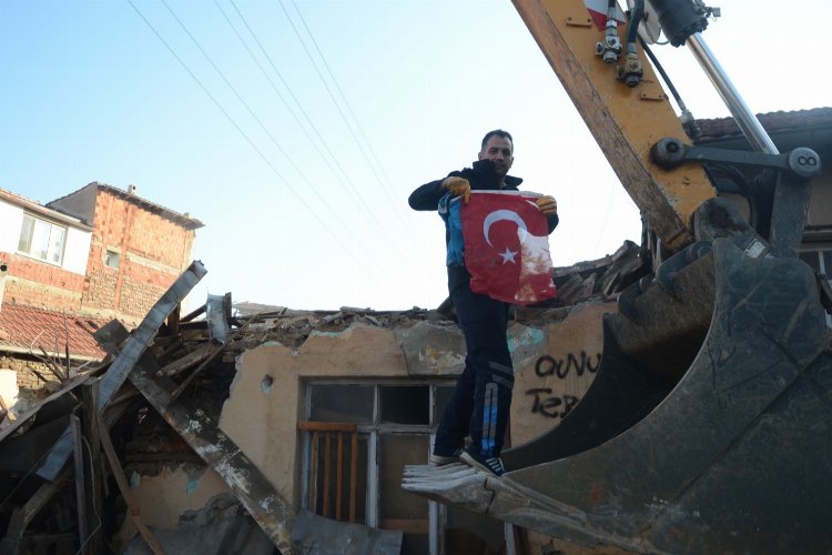 Bursa Osmangazi’deki yıkımda bayrak hassasiyeti