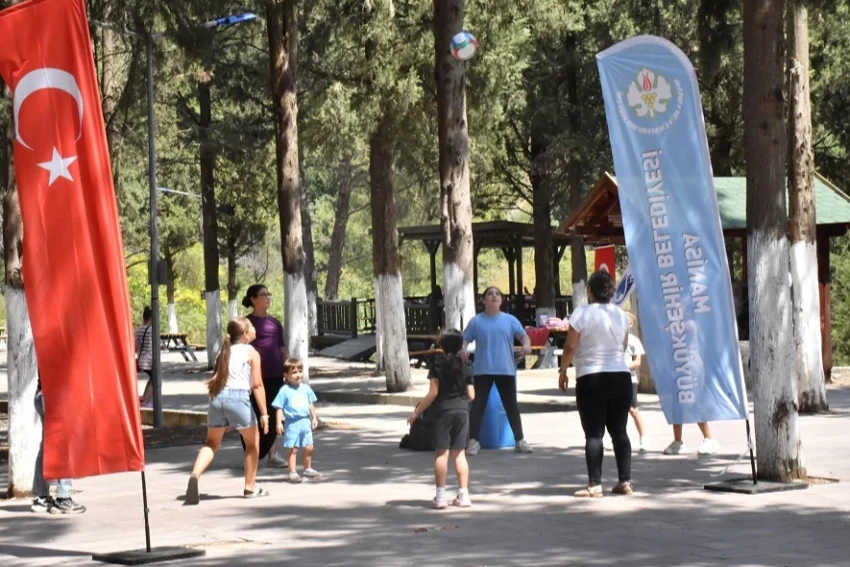 Manisalı kadınlar Süreyya Parkı’nda eğlendi