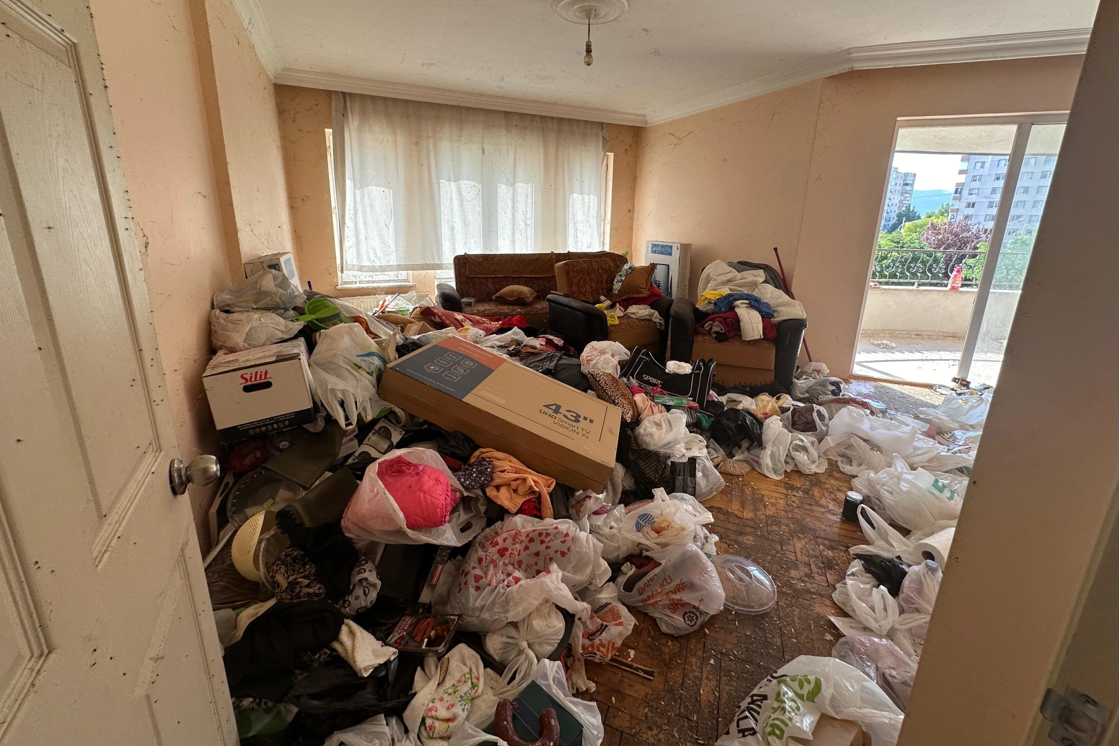 Nilüfer’de bu evden tonlarca çöp çıktı