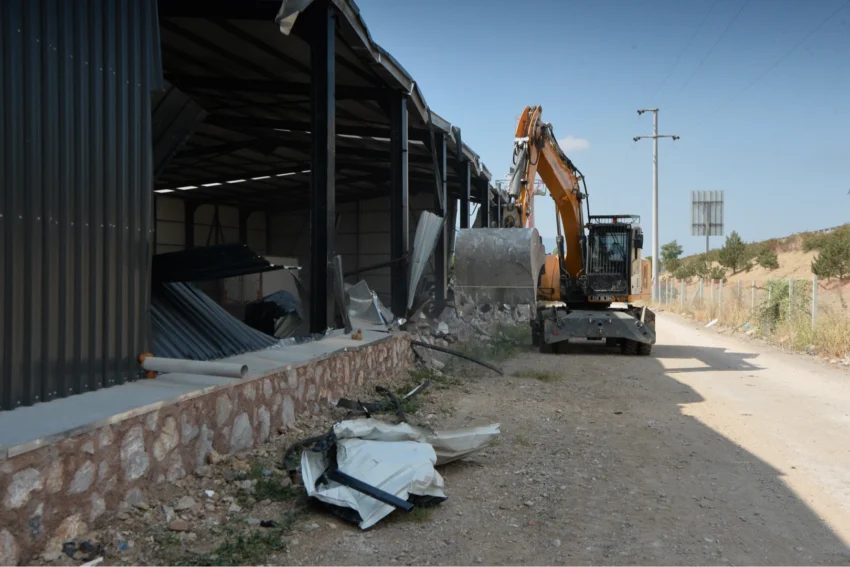 Osmangazi’de kaçak depo yıkıldı