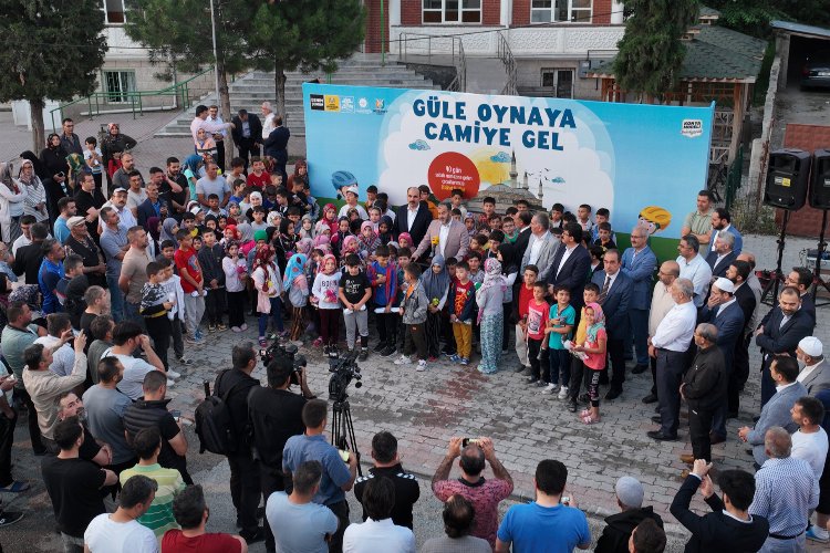 Çocuklar Konya’da ‘güle oynaya camiye’ gitti