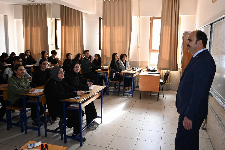 Konya’da Başkan Altay lise öğrencileriyle buluştu