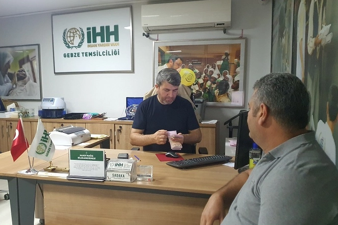 Dilovası’nda hayırsever emekli ilk maaşını Gazze’ye bağışladı